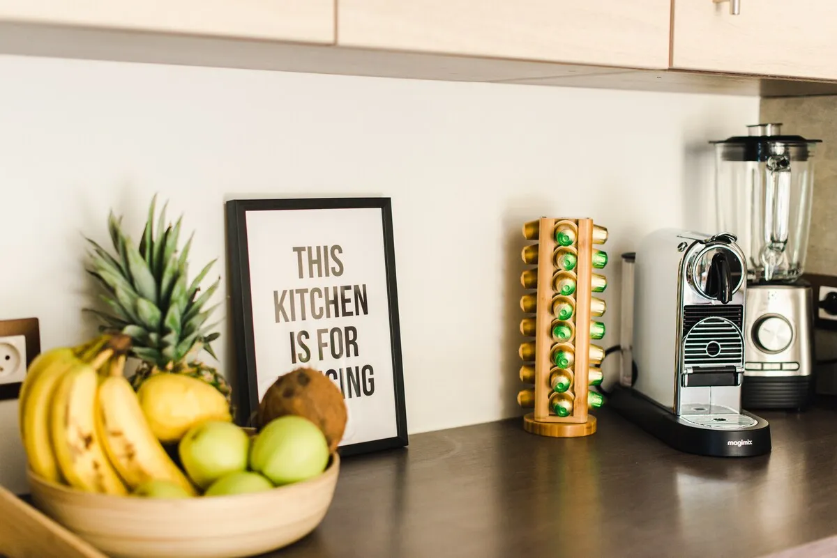 Détail de la cuisine avec cafetière et corbeille de fruits