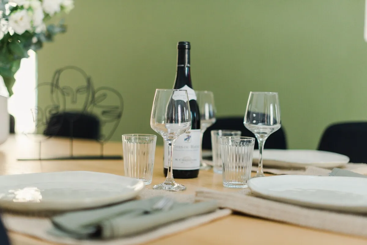 Table dressée avec verres à vin pour un dîner entre amis