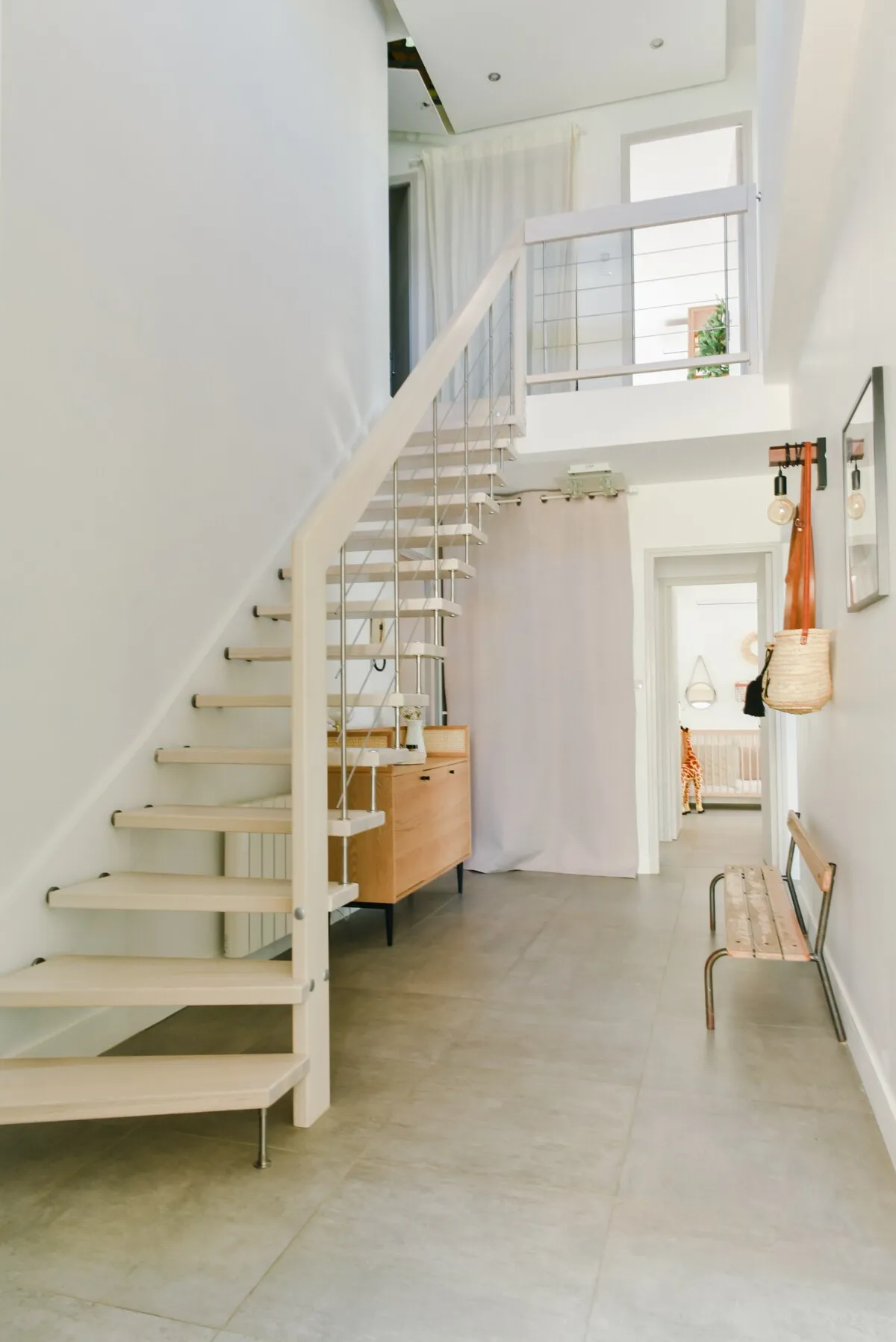 Escalier menant à l'étage de la maison en location à Castelnau-le-Lez