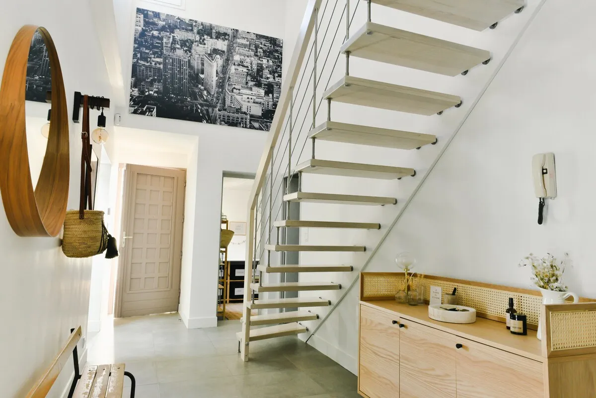 Escalier design et cadre photo de la maison familiale près de Montpellier