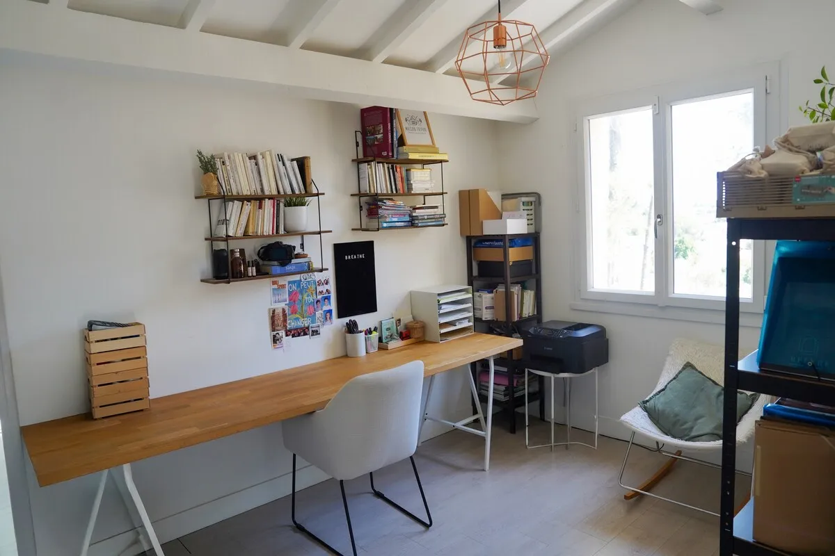 Espace bureau aménagé à l'étage pour le télétravail