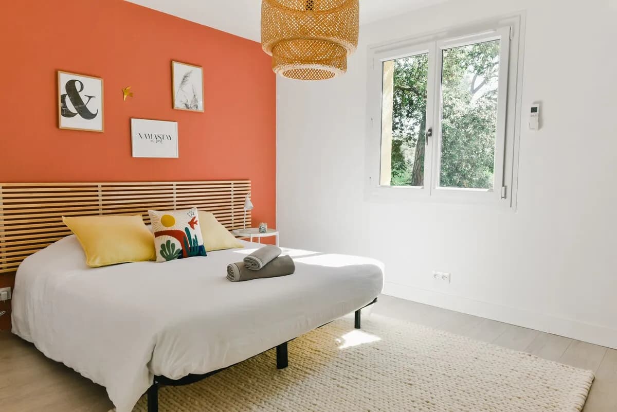 Chambre avec lit double et mur terracotta