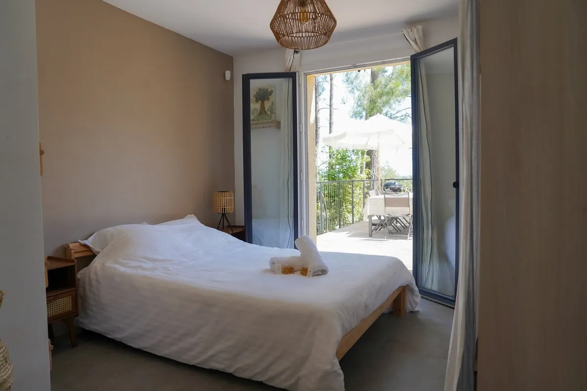 Chambre avec lit double ouvrant sur le jardin