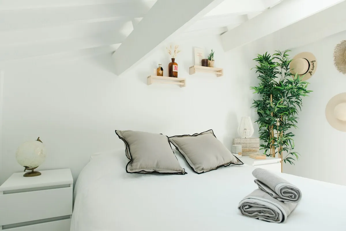 Chambre lumineuse avec lit double et décoration épurée