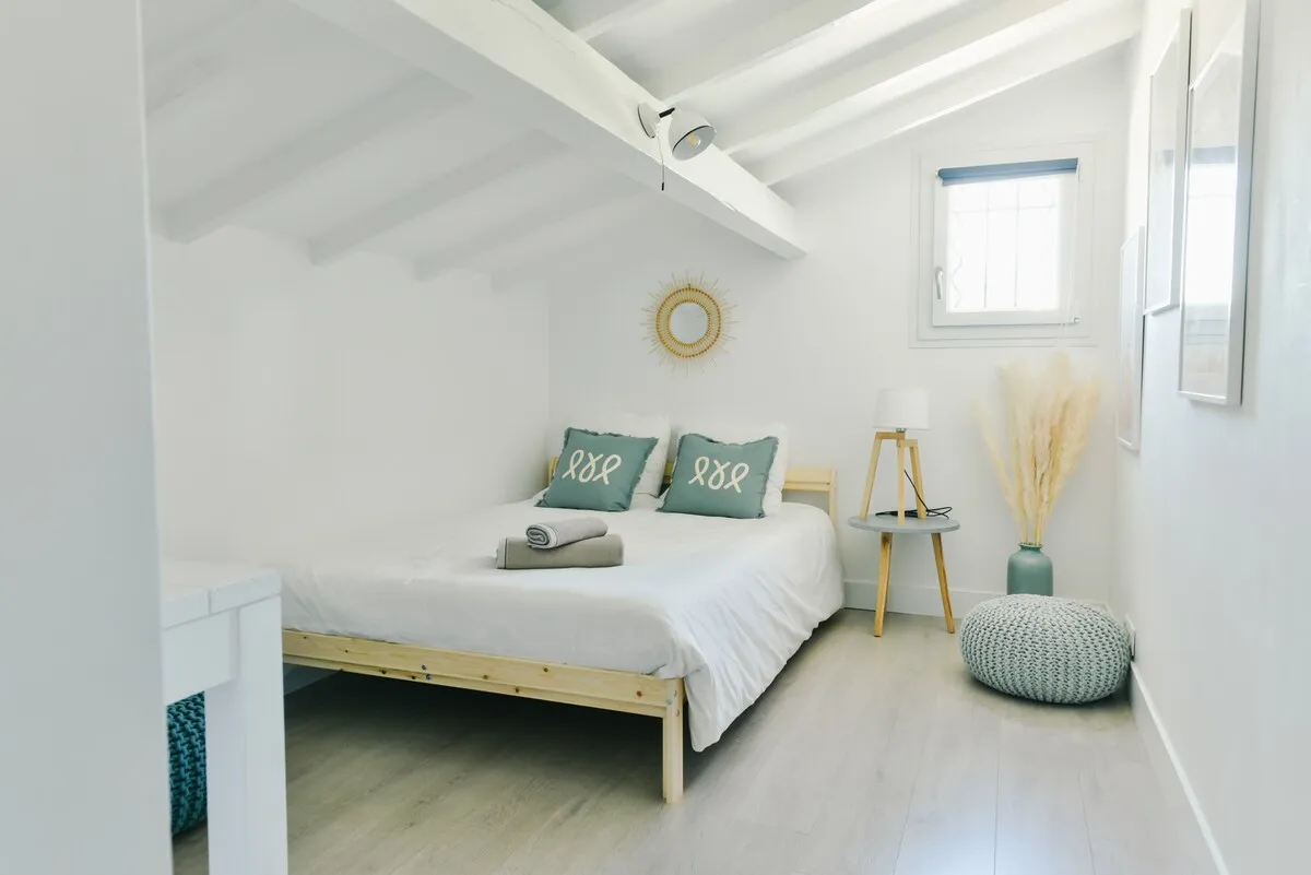 Chambre mansardée avec lit double sous les combles