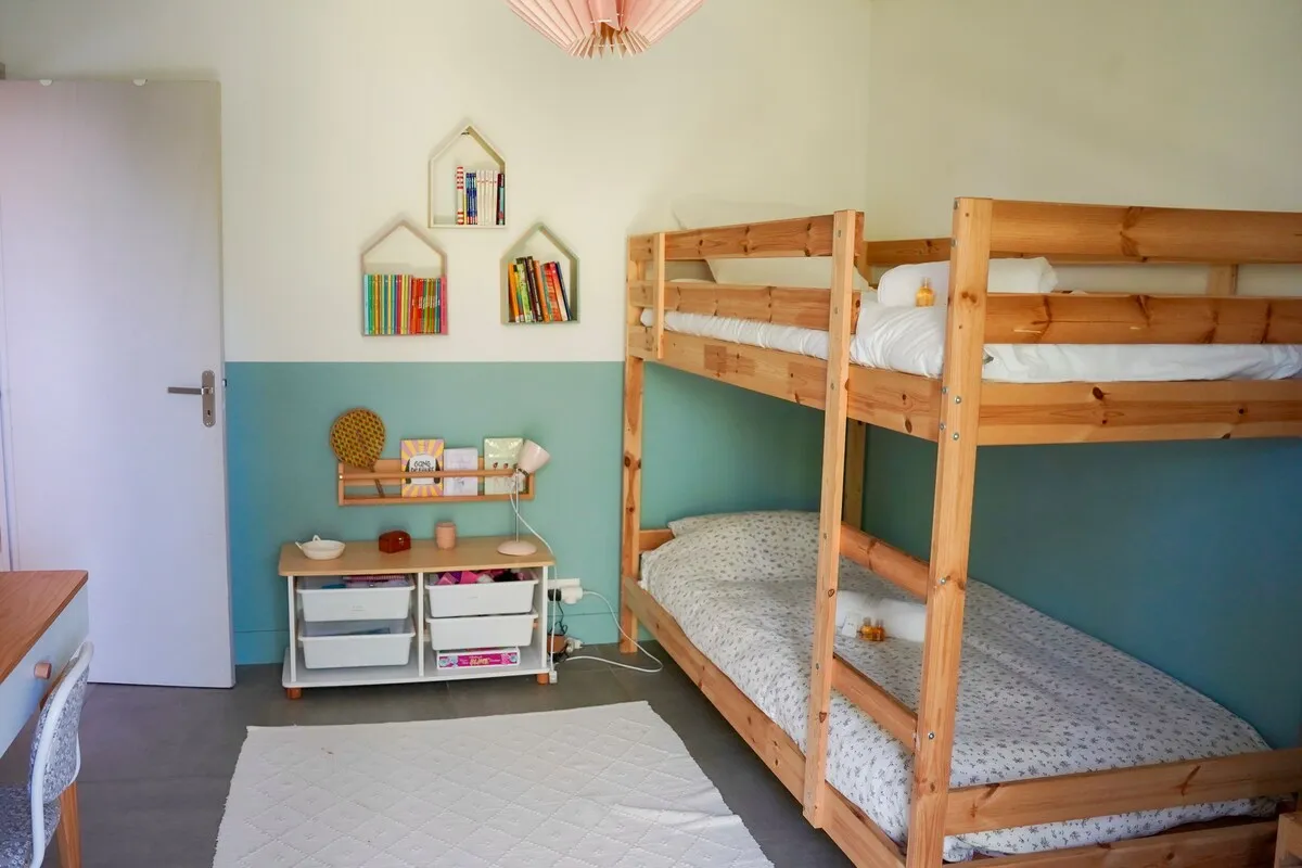 Chambre d'enfants avec lit superposé et déco colorée