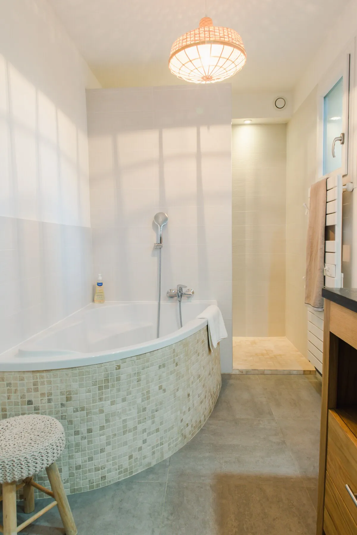 Salle de bains avec baignoire de la maison familiale près de Montpellier