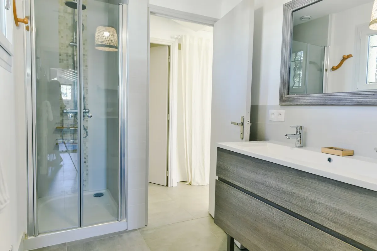 Salle d'eau avec douche à l'italienne et vasque