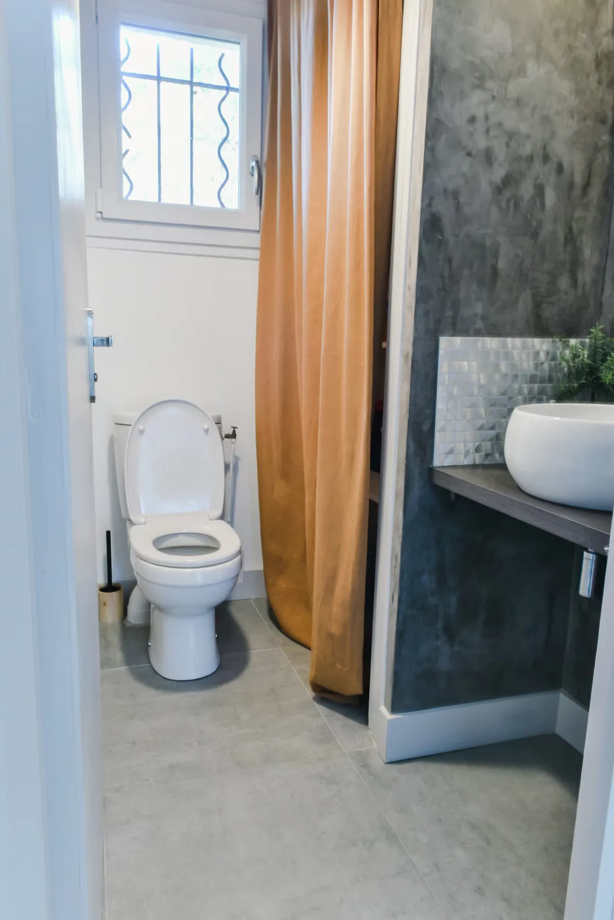 WC avec lave-mains de la maison en location à Castelnau-le-Lez