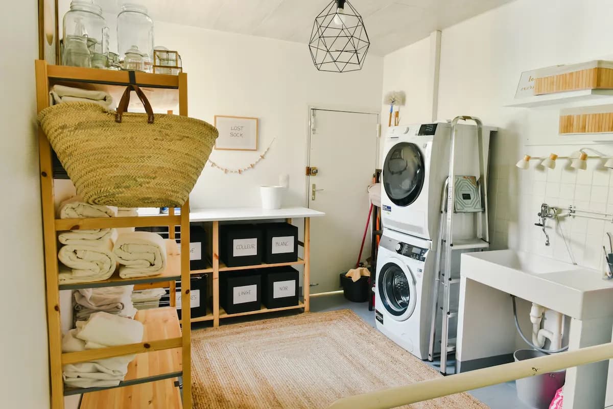 Buanderie équipée d'un lave-linge et d'un sèche-linge