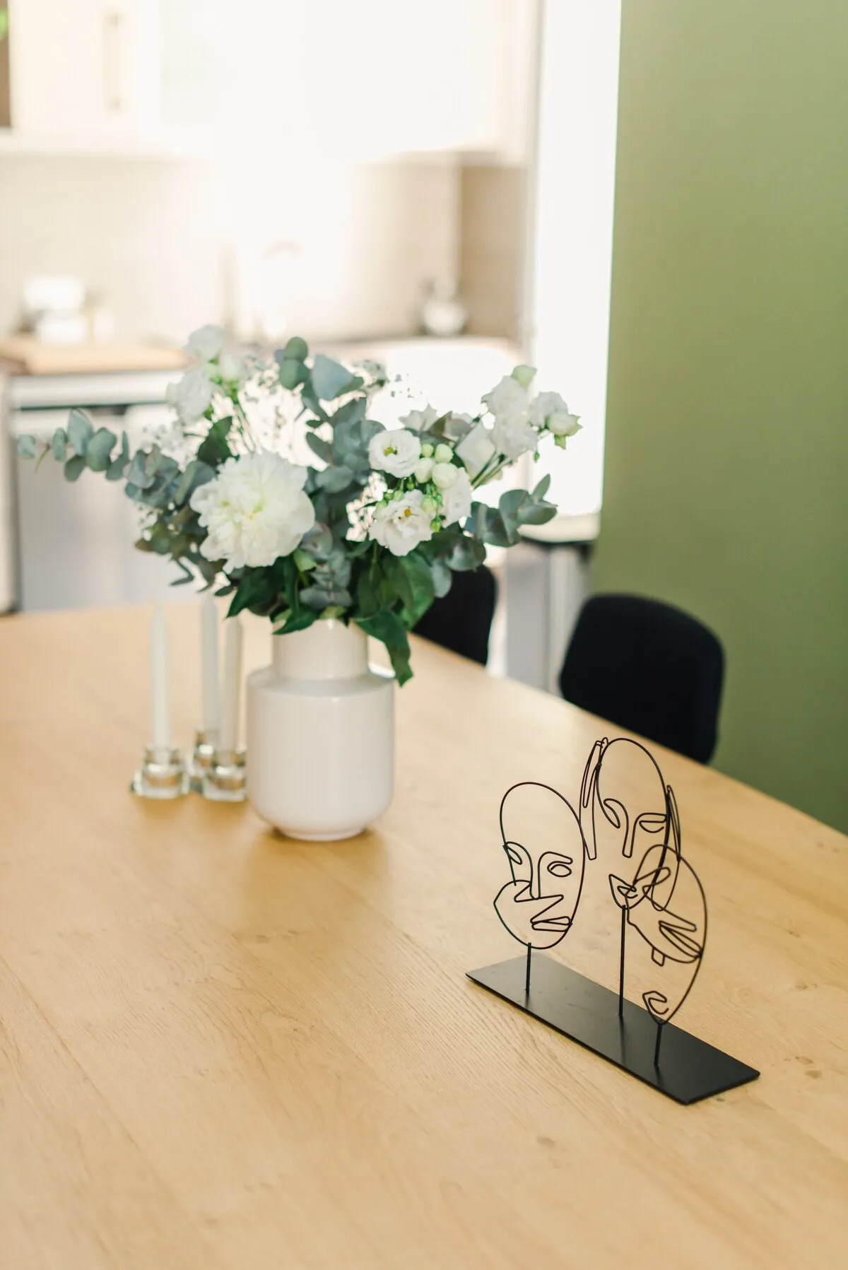 Bouquet de fleurs fraîches sur la table d'accueil des voyageurs