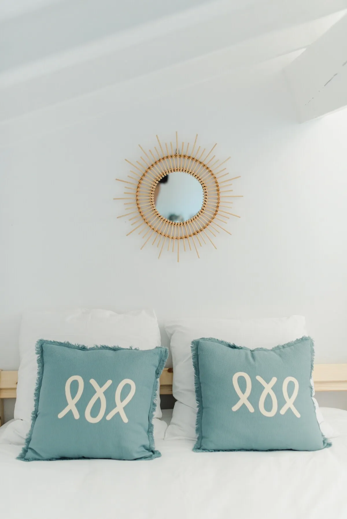 Miroir soleil et coussins, détail décoratif de la maison