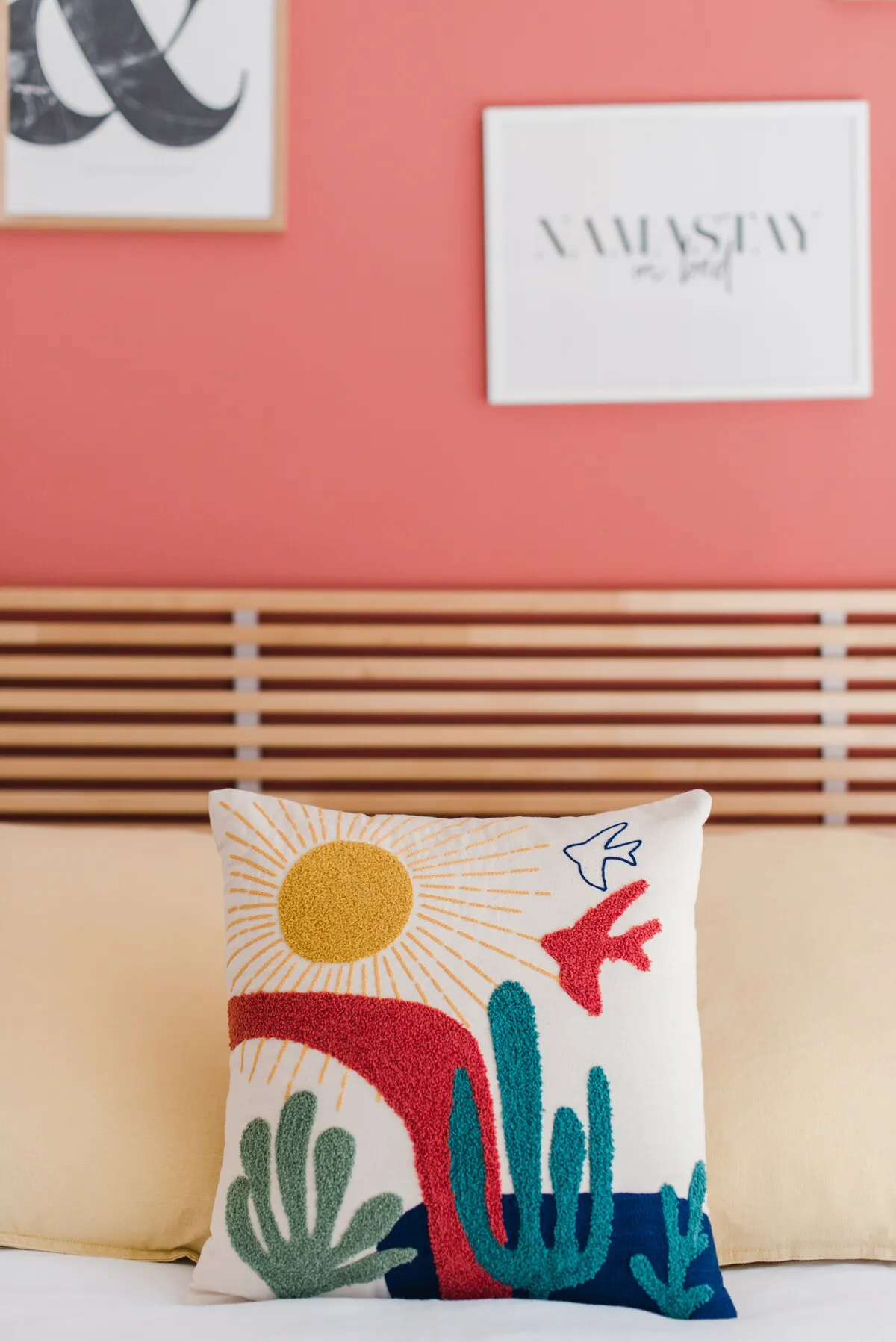 Coin détente coloré avec coussins et affiche graphique