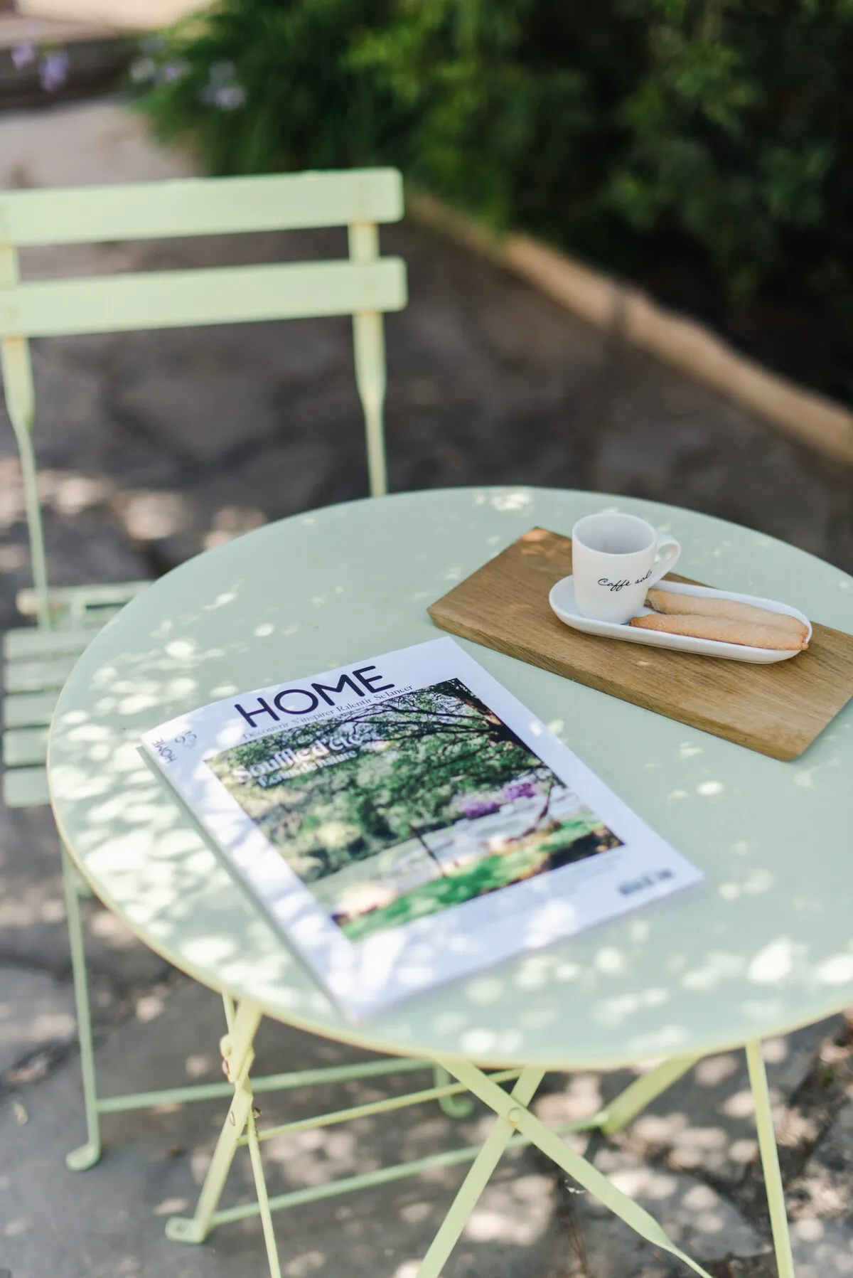 Petite table bistrot à l'ombre dans le jardin de la maison